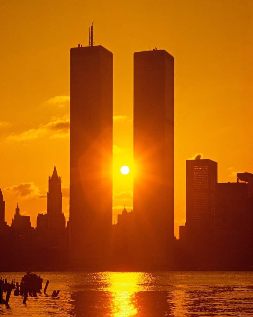 Monique Lhuillierさんのインスタグラム写真 - (Monique LhuillierInstagram)「Today we honor and remember all the victims and fallen heroes of 9/11. New York City holds a special place in our hearts and countless memories. We will never forget. 🕯🧡 #nyc #neverforget 📸 Jake Rajs」9月12日 5時11分 - moniquelhuillier