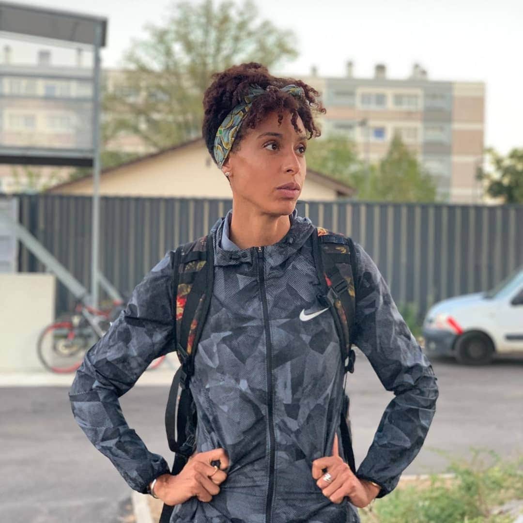 Elea Mariama DIARRAのインスタグラム：「Bon cette saison n'a pas vraiment eu lieu pour moi, après le confinement nous avions prévu avec mon entraîneur de passer sur les distances inférieures (100m et 200m) pour se faire plaisir et essayer de battre mes records mais je me suis vite rendue compte que sans grand objectif à atteindre j'avais beaucoup de mal à m'entraîner. Peu à peu la motivation m'a quitté car ma vision du sport de haut niveau n'est pas dans la demie mesure, c'est tout ou rien 🤷🏽‍♀️ ! .  .  Il n'y a pas eu de saison certes, mais il y a bien eu de l'investissement, toute une préparation, beaucoup de choses mises en place pour optimiser la performance et surtout beaucoup de partenaires qui m'ont soutenu et à qui je n'ai pas pu malheureusement rendre la pareille en disputant de grandes compétitions. Je voulais donc avant de partir en vacances leur dire toute ma reconnaissance. . .  MERCI à @nike @decinesmeyzieu_athle  @ladrome_laboratoire @markal_bio @lesjardinsdegaia @region_auvergnerhonealpes @ligue_aura_athletisme @ffathletisme @cinqsans . .  Mais aussi à ma kiné adorée @chrys69100 qui passe son temps à me remettre sur pied (sur tendons surtout 🙄) . .  Et bien sûr à mes entraîneurs @grogorry & @dorian_hauterville 💫 . . 📸 @axl_mrly」