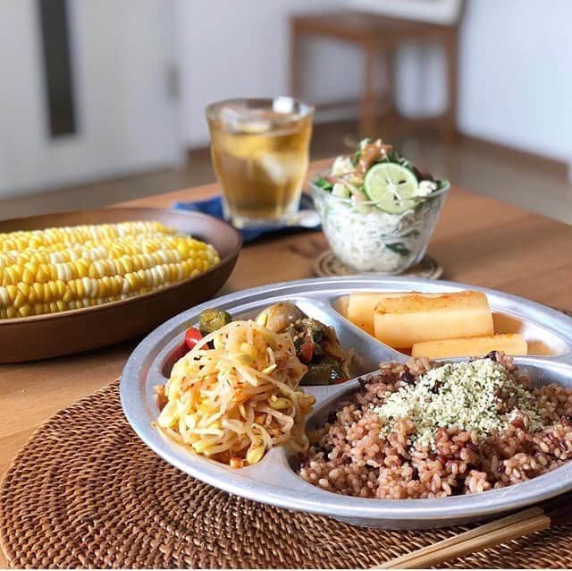 なでしこ健康生活さんのインスタグラム写真 - (なでしこ健康生活Instagram)「Repost from @sayakitchen   🌽🧅🥬 今日のランチは、最近リンパマッサージをお願いしている韓国人のマダムが帰りに持たせてくださった（すごい優しい方なんです）手作り韓国野菜料理をいただきました。 カクテキ、野菜炒め、キムチもやしの3品。どれも辛味が効いていて美味しかったです。  いい感じに色づいてきた酵素発芽玄米には、ヘンプシードをかけて。ヘンプには栄養素が詰まっています。開封後は、冷蔵庫保管。  ツルッといけちゃう豆腐麺には、今朝友人からいただいた（もらってばっかりやん）ミョウガと、さっと茹でたおかひじきと花びらたけを併せて、最後にすだちを絞りました。  とうもろこしは、もうすぐ終わりかな。夏の食材、もう少し楽しみたいと思います。  #もやしの盛り付けよ #でもペロリ #ミョウガも美味しかった #ご馳走様でした #感謝  #plantbased #planbaseddiet #plantbasednutrition #plantbasednutritionist #プラントベース #アスリートフード #酵素発芽玄米」9月12日 5時30分 - nadeshiko_healthy_life
