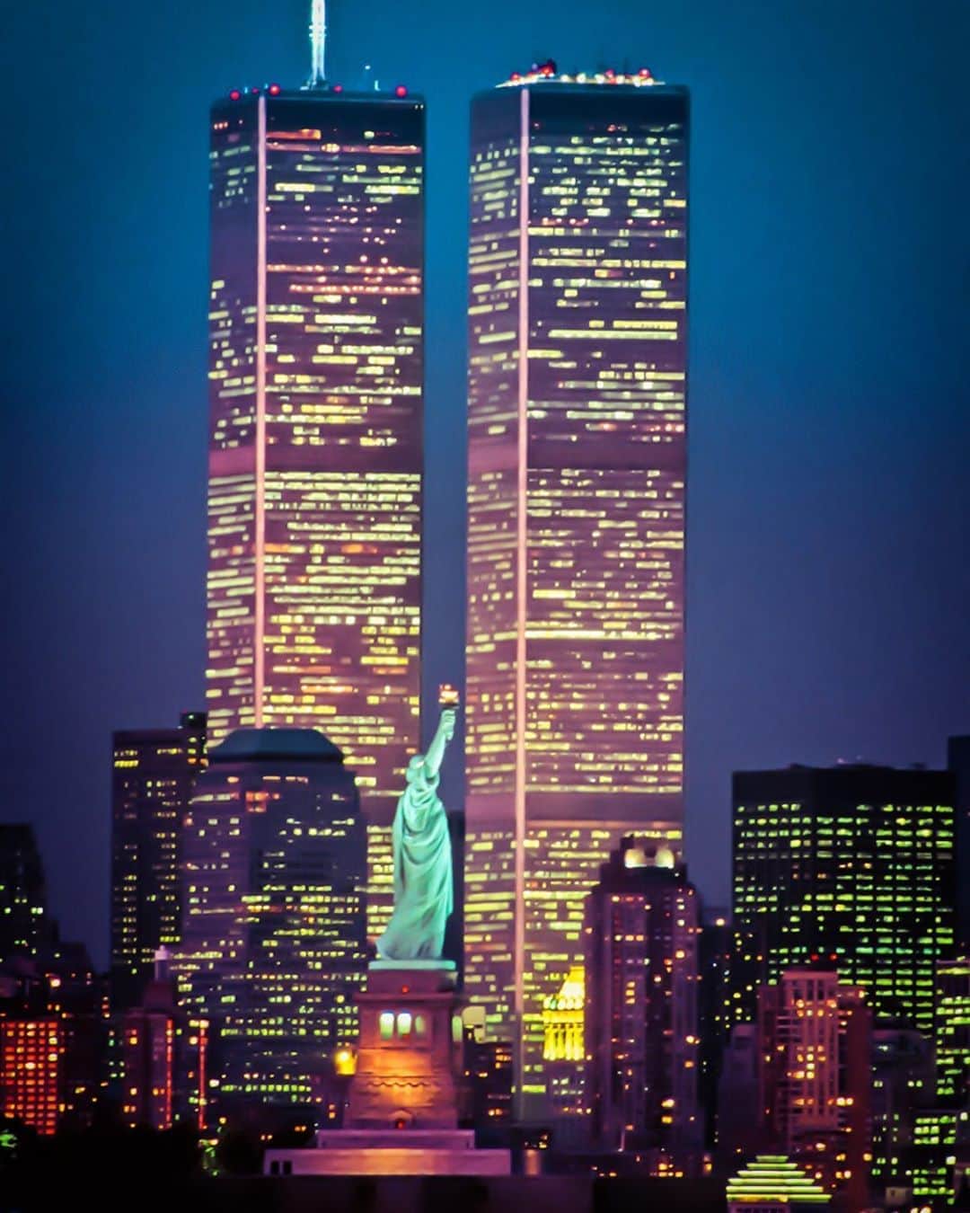 ゾーイ・サルダナさんのインスタグラム写真 - (ゾーイ・サルダナInstagram)「Will always remember the #twins like this. Our white candle has been lit since this morning, like every year since 2011. #neverforget #newyork #newyorker #rideordie」9月12日 5時24分 - zoesaldana