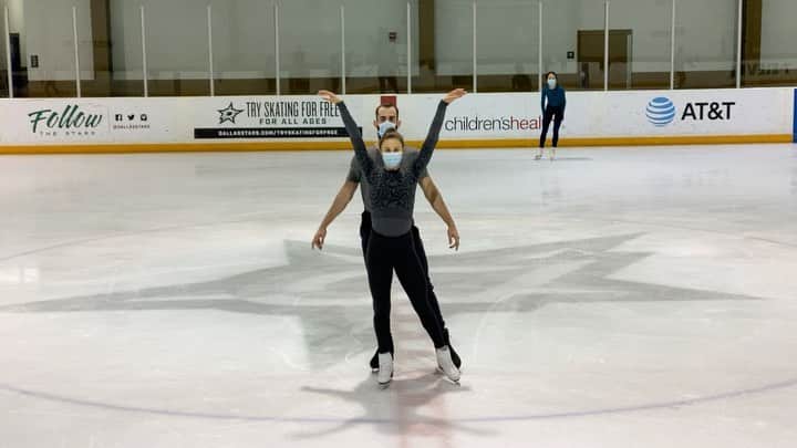 アシュリー・ケインのインスタグラム：「Masks be adding extra cardio 😷  Beginning steps to our long program!」
