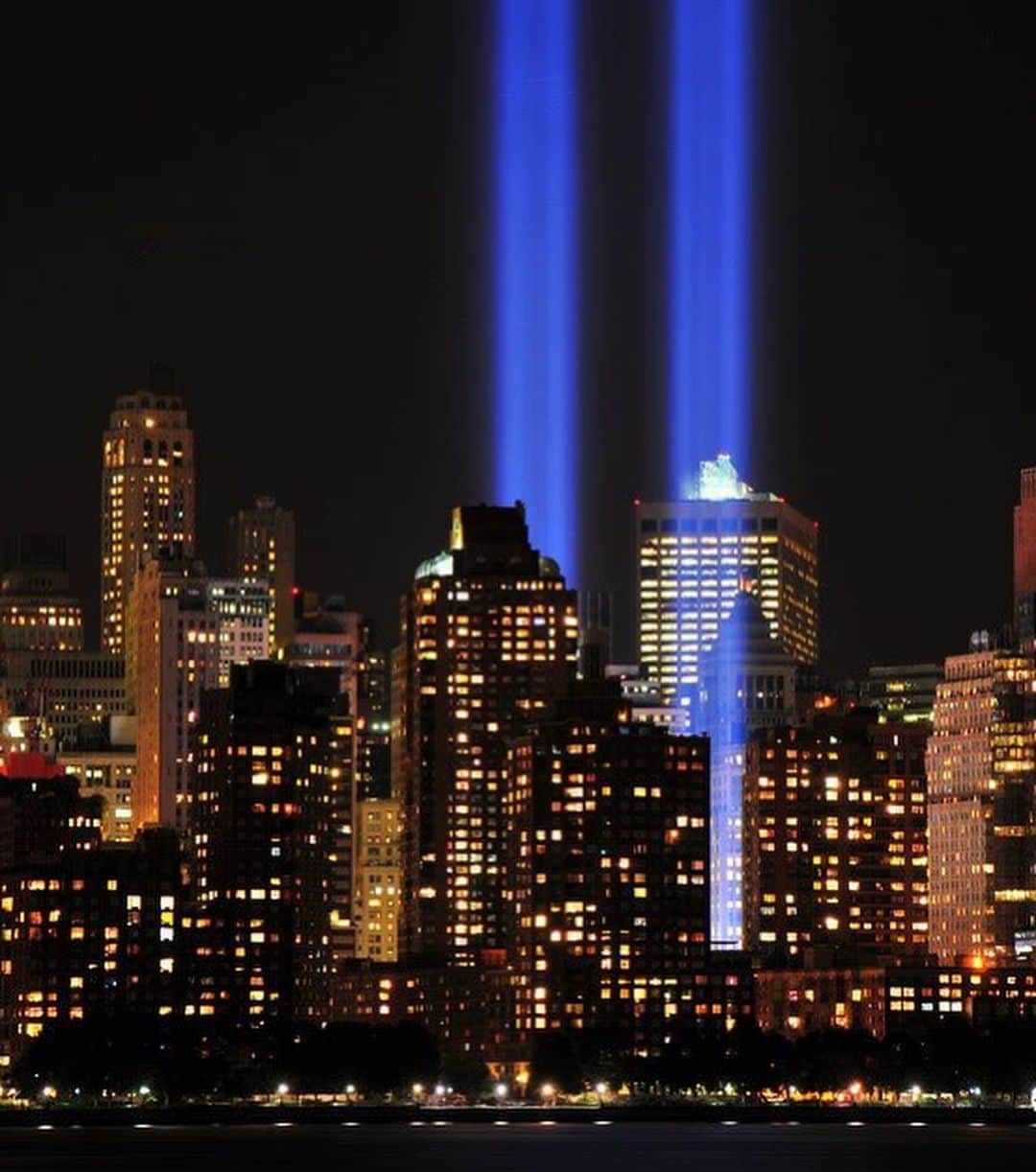 ヴィッキー・パティソンさんのインスタグラム写真 - (ヴィッキー・パティソンInstagram)「“Even the smallest act of service, the simplest act of kindness, is a way to honor those we lost, a way to reclaim that spirit of unity that followed 9/11.”   – President Obama in 2011  Never Forget.」9月12日 5時28分 - vickypattison