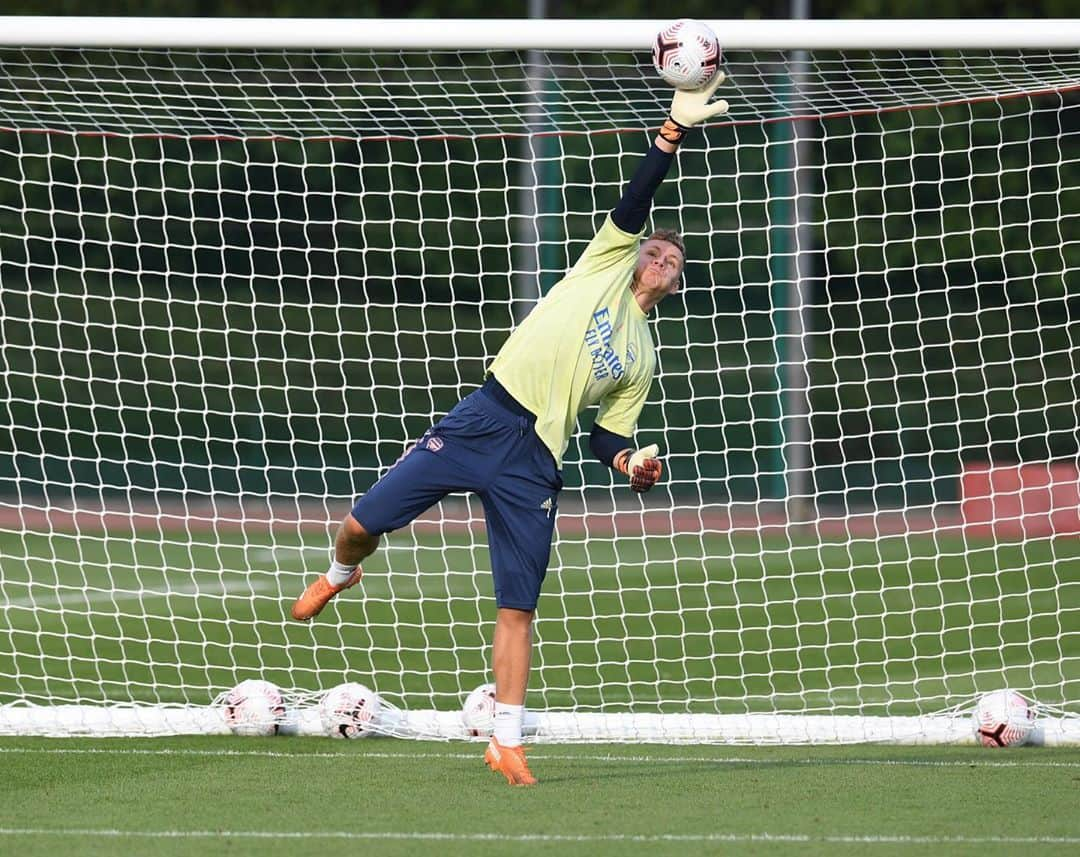 ベルント・レノのインスタグラム：「Ready for the start of the Premier League 💪🏽⚽️」