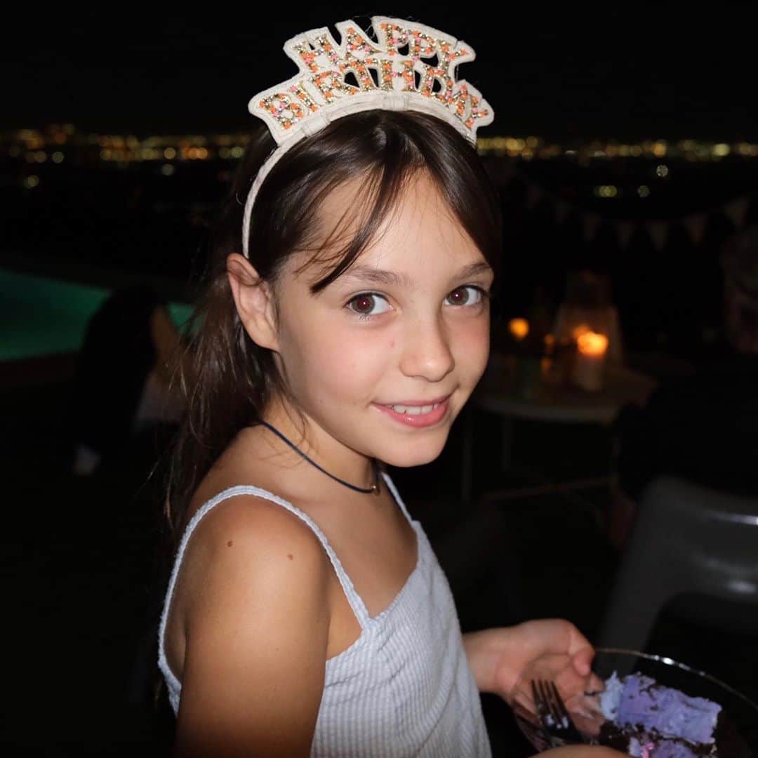 メアリー・マコーマックのインスタグラム：「Happy 9th birthday to my sweet and easy Lil. She came out sort of knowing she had to kind of roll with it as the third. Thank you Lil. We love you so much.xo」