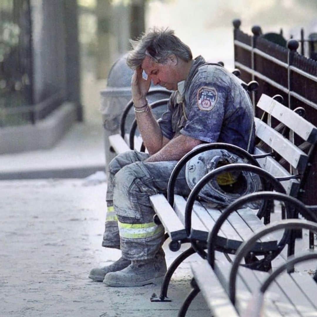 レイチェルロイさんのインスタグラム写真 - (レイチェルロイInstagram)「So grateful for all of the volunteers, the women, the men, the community, the city, the Country that came together in a great time of need & supported one another. So grateful for the first responders, the officers, the fireman, who risk their lives to save others. I remember that day…that morning, Ava was just a baby, my mother was in NYC helping me care for her while I worked... we watched together in disbelief & horror from my apt in New York 🤍 we will never forget xxRR   #911memorial #911newyork #911neverforget」9月12日 5時54分 - rachel_roy