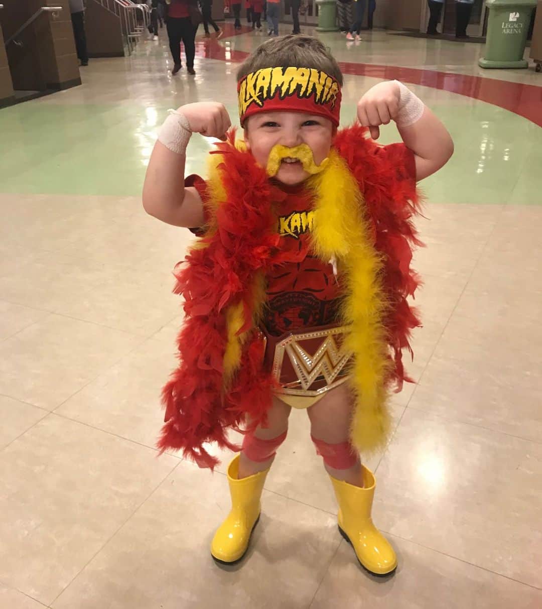 ハルク・ホーガンのインスタグラム：「Halloween’s right around the corner 🎃 ... Do you know what your going to be ? @hogansbeachshop has  costumes available for adults and kids.💪 Hulkamania runnin wild on Halloween 👊(LINK IS IN OUR BIO)」