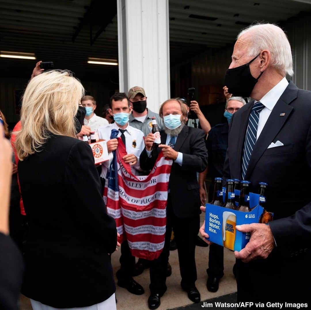 ABC Newsさんのインスタグラム写真 - (ABC NewsInstagram)「Joe Biden delivers beer to the Shanksville Volunteer Fire Company in Shanksville, Pennsylvania, to settle a promise from a previous visit. Biden spoke earlier at a 9/11 remembrance event. #joebiden #shanksville #firefighters #september11 #neverforget」9月12日 6時15分 - abcnews