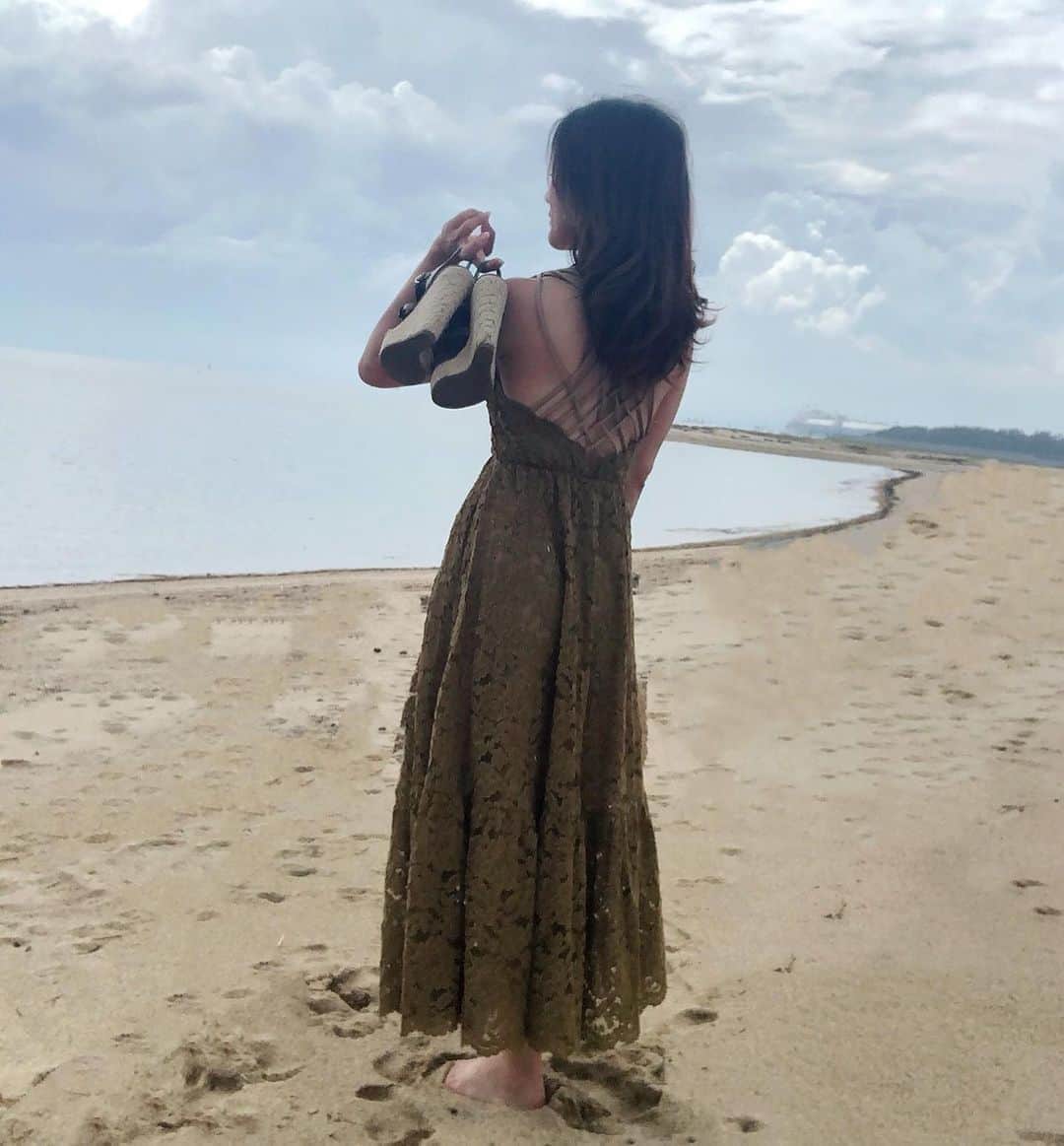 のインスタグラム：「おはようございます😃 . いつものご近所海🏖 台風後だから、なんかいっぱい流れて来てたけど、太陽があたり水面がキラキラして綺麗だったなあ😊 . いつこ いつかのコーデ . バッククロスがポイントワンピース ワンピース　#amerivintage  サンダル　#sergiorossi  帽子　#h&m . この日も暑かったのに、いきなり雨に降られてしまった😆 . 最近、晴れてるのに急に天気が変わるから本当困るよね😓 週末もお天気変わりやすいみたいだから、気を付けてね‼️ . 今日も笑顔で素敵な一日を😊 . いつもいいね👍コメント📝 ありがとうございます❤️ . . #いつこ#いつかのコーデ #海#海好き#ワンピースコーデ  #アメリヴィンテージ#amerivintage好きな人と繋がりたい #amerivintage #sergiorossi #h&m#変わりやすい天気#お洒落さんと繋がりたい #洋服好きな人と繋がりたい #アラフィフ#アラフィフ女子#50代女子#笑顔#感謝#ありがとう」