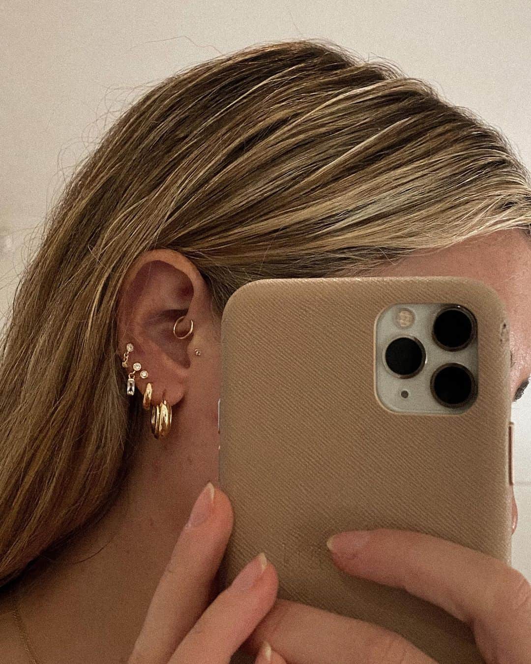 Lauren Elizabethのインスタグラム：「This is considered me dressing up now ✨ first time wearing all my earrings since March *owe*」