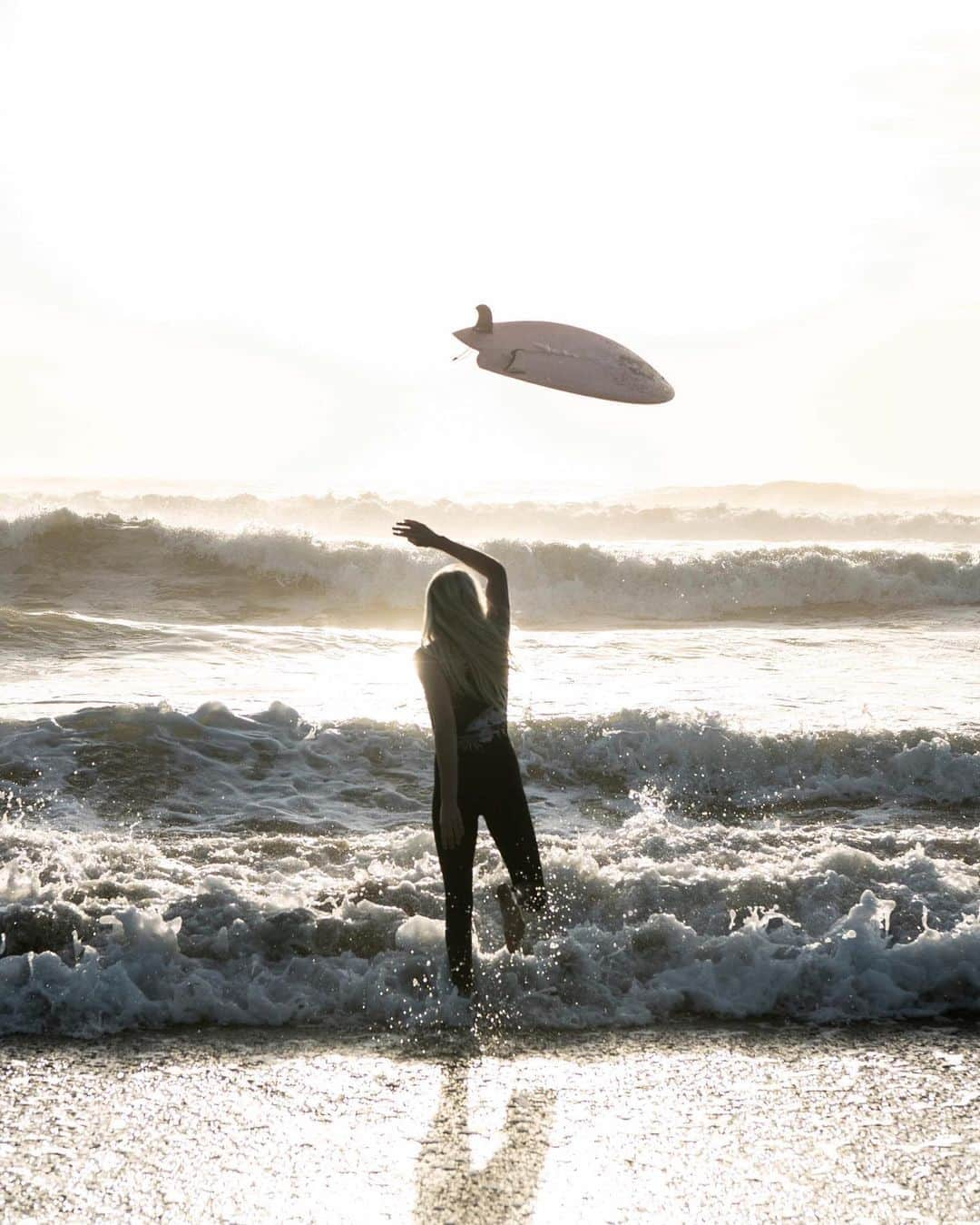 ローラ・エンバーさんのインスタグラム写真 - (ローラ・エンバーInstagram)「🪐 my fav space ship  @woodygphoto @billabongwomens #billabongsurfcapsule」9月12日 6時42分 - lauraenever