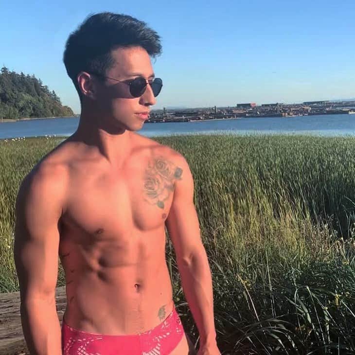 ジェレミー・テンのインスタグラム：「No gym. No excuses.  Haven't been able to step foot in a gym in almost 6 months in an effort to protect my family and loved ones. The challenge of finding creative ways to work out in different spaces has been fun and I'm proud of the progress I've been able to make.  12 lbs thicker and loving it. . . . #HardworkPaysOff #Fitness #Thicc #Health #FitFam #InstaFit #AsianMen #Progress #Motivation #Ectomorph #FlexFriday #JustDoYourBest」