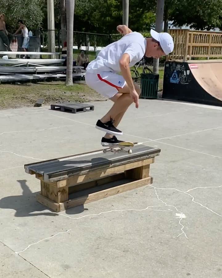 ジェイク・イラーディのインスタグラム：「Quick sesh before the storm ⛈⛈⛈」