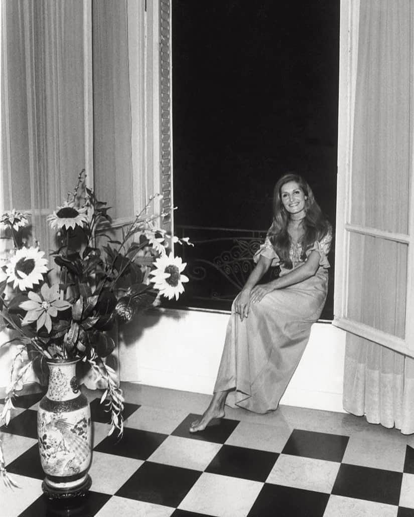 Meganさんのインスタグラム写真 - (MeganInstagram)「Dalida at her home in Paris, 1971 ⚡️ @vogueparis  . . . . #vogueparis #dalida #vogueliving #interiordesign #montmartre #homedecor」9月12日 7時00分 - zanzan_domus