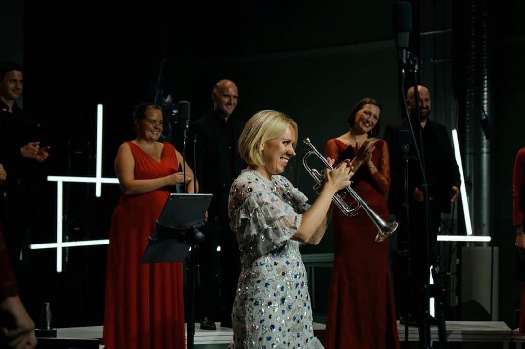 ティーネ・ティング・ヘルセットのインスタグラム：「An amazing evening yesterday with @detnorskesolistkor performing at the opening concert of @ultimafestivalen 🤩 World premiere  of Ørjan Matre’s piece “Trompeten, Nachts und Untergang” written especially for myself and @detnorskesolistkor with @gretepede 😍 #ørjanmatre 📸 @signeluksengard」