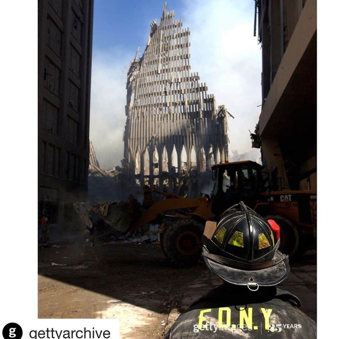 エリザベス・ロドリゲスさんのインスタグラム写真 - (エリザベス・ロドリゲスInstagram)「"We had a very strong sense we would lose firefighters and that we were in deep trouble. But we had estimates of 25,000 to 50,000 civilians, and we had to try to rescue them.” FDNY  Division Chief for Lower Manhattan, Peter Hayden.⁠ ⁠Remembering the 2,977 people, 343 of whom were FDNY firefighters, that died during the worst terror attack in U.S. history on September 11, 2001.  ⁠ 📷: U.S. Navy Photo by Jim Watson/Getty Images l #GettyImages25  #GettyArchive⁠ ⁠#911 #nineeleven #FDNY #firstresponders #firefighters #heroes #gettyimages⁠ #neverforget #nyc 🙏🏽」9月12日 7時11分 - theonlyelizabethrodriguez