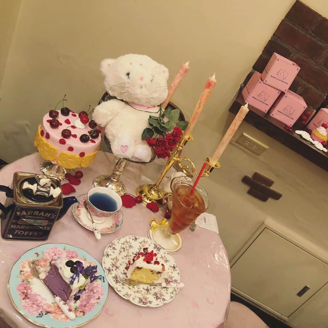 秋山衣梨佳さんのインスタグラム写真 - (秋山衣梨佳Instagram)「かわいいケーキがたくさん🍰💗 #cafe#cake#mejiro#カフェアフリコット#カフェ#ケーキ#目白」9月12日 18時05分 - akiyamaerika