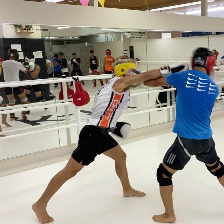 のインスタグラム：「今日はKRESTスパー👊 拳怪我してディフェンス練習増やしてから スパーリングでもクリーンヒット貰わないようになってきた。 プロでもう１０年くらいやってるけど 今までやってこなかったこともあるし 新しい技術も増えたし まだまだ成長中🔥 もっと強くなれるって思うと楽しみ。」