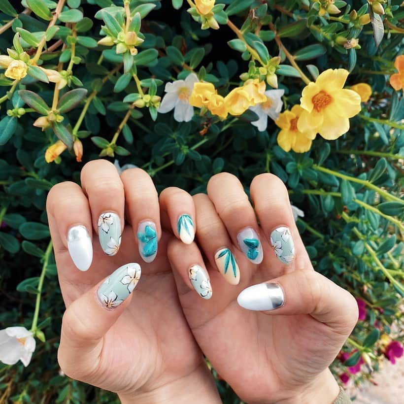 樽井みかさんのインスタグラム写真 - (樽井みかInstagram)「New nail ⭐︎ 珍しくお花柄🌼 そしてターコイズをどうしても入れたかったので！ ・ ・ いつも素敵に仕上げて頂き有難うございます‼︎ ・ ・ 担当 : （ @natural_beauty_complex_tiara ) ・ 【お問い合わせ】 TEL : 072-422-1245 Mail : info@beauty-tiara.com ・ ・ #みかんのツメ  #ネイル #ネイルアーティストyuriko  #花ネイル #花柄ネイル」9月12日 18時05分 - miiica_home