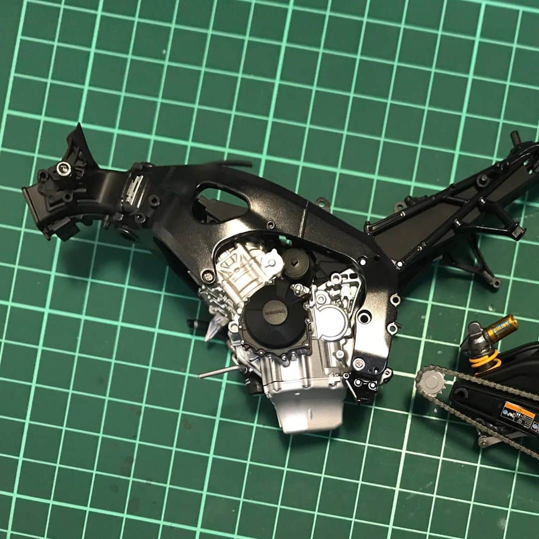 小森高博のインスタグラム：「実物を見たらめっちゃカッコ良かったのでプラモを作り始めたCBR1000RR-R」