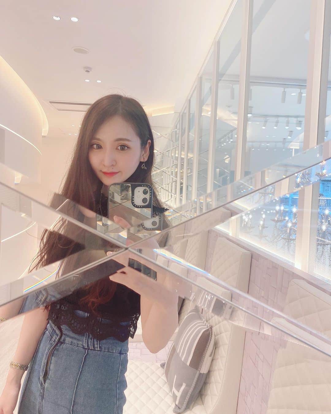 藤後 沙織 とうごさおりのインスタグラム：「今日は表参道に8月オープンしたばかりのMET BEAUTY CLINIC @met_beauty_clinic さんへ行ってきました☻ い、院内おしゃれ…！！！！ インテリアもすてきで海外の高級ホテルみたい♥️ ・ そして本日はずっとコンプレックスだった顎にヒアルロン酸入れていただきました🙃 顎がね、とがってなくて若干割れててすごい嫌だったの( ´_` ).｡இ 注入系は初めてだからドキドキでしたが、 先生もカウンセラーさんも受付さんもホスピタリティに溢れてて、とっても優しくて美しくて安心して施術を受けることができたよ✨ ・ そして院長先生がすごく丁寧に施術して下さったので、痛みも内出血もなく大満足の仕上がり☻丸顔も少し補正されました🤲 10分以内で終わるしそのあとそのままおでかけできるしおすすめです💁‍♀️ 美肌やエイジングケアメニューもとっても充実してるのでそちらも気になる♥︎ ありがとうございました😌✨✨ ・ #メット#metbeautyclinic #ヒアルロン酸注射#美容外科#美容クリニック #ヒアルロン酸#ヒアルロン酸注入#表参道#omotesando」