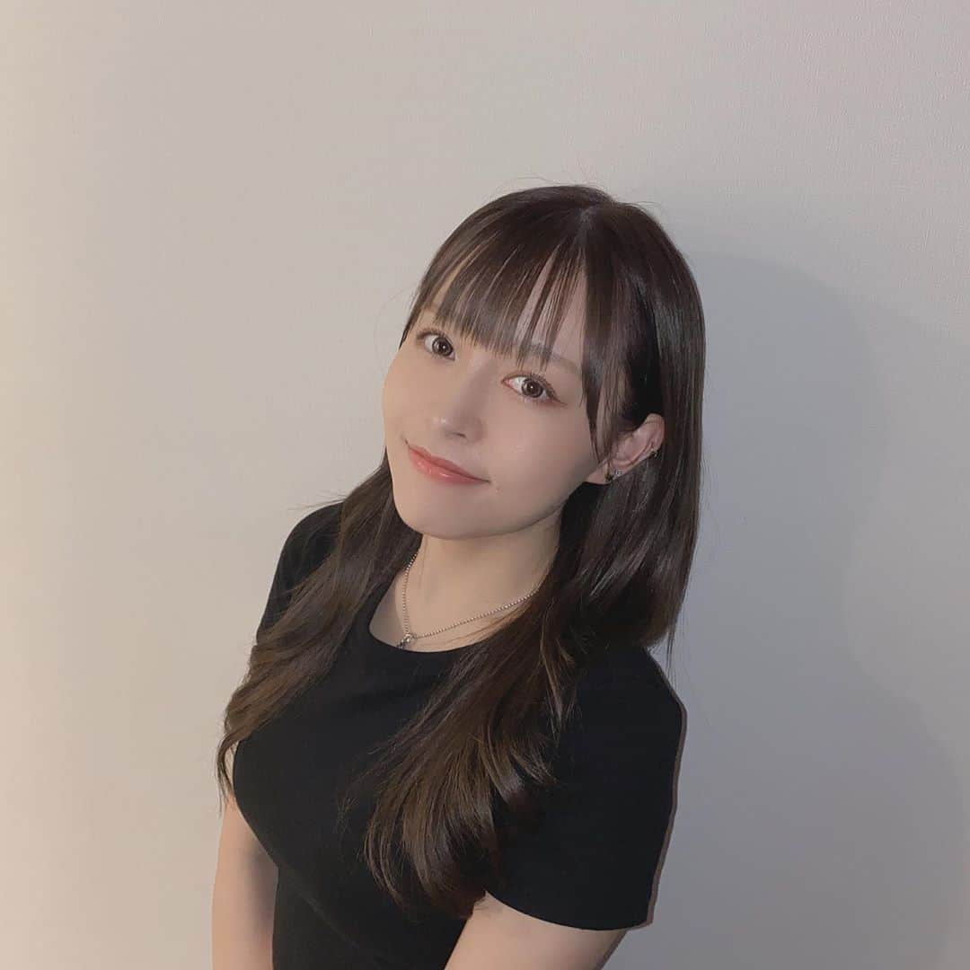 歩乃華（ほのらん）のインスタグラム：「カラーとトリートメント行ってきた🖤 久しぶりの他撮り！笑  そしてそして 赤尾先生 @sbc_akao のところで ハイフしてきました！ 調整してもらって 『痛くないですか？大丈夫ですか？』 って感じで最終的に 最大出力？でしてもらったのに 寝落ちしそうになったのやばい😢⭐️笑 (個人的な感想) だんだん効果でてくるらしくてすごい楽しみです！ 女性スタッフさんも全員親切に丁寧に対応して下さり、 大好きな場所になりました。笑 (神対応して頂いた😢)  ハイフも色々あるから 詳細はカウンセリングとか電話で 問い合わせて下さい⭐️  赤尾先生、女性スタッフさん達、 ありがとうございました⭐️  #美容 #美肌 #美意識 #ハイフ #HIFU」
