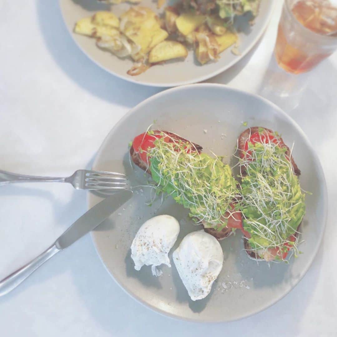 のインスタグラム：「. 🌟食べログ評価　3.19 📍Breackfast club 　（ブレックファストクラブ）  ✔︎昔ながらの喫茶店のような店内 ✔︎11時よりモーニングもランチも頂けました🤤  私が食べたのは、モーニングメニュー  卵とアボカドのオーブントースト🥚🥑  卵は、 スクランブルor目玉焼きorポーチドエッグ で選べたよん💓  シンプルなんだけどすごく美味しかったぁ🍴  ✎︎＿＿＿＿＿＿＿＿＿＿＿＿  🏡東京都目黒区東山2-2-4  🚶‍♀️  ・東急田園都市線「池尻大橋駅」東口から徒歩10分 ・東急東横線「中目黒駅」西口1から徒歩13分  ✎︎＿＿＿＿＿＿＿＿＿＿＿＿ . #モーニング #ランチ #中目黒 #中目黒カフェ #池尻大橋 #アボカド #ポーチドエッグ #food  #instafood #omnomnom #foodporn #foodie #organic #healthyeats #goodeats #vegetarian #vegan#glutenfree #hungry #homemade #madefromscratch #カフェ #カフェ巡り #カフェ好きな人と繋がりたい #カフェ巡り好きな人と繋がりたい #trevary」