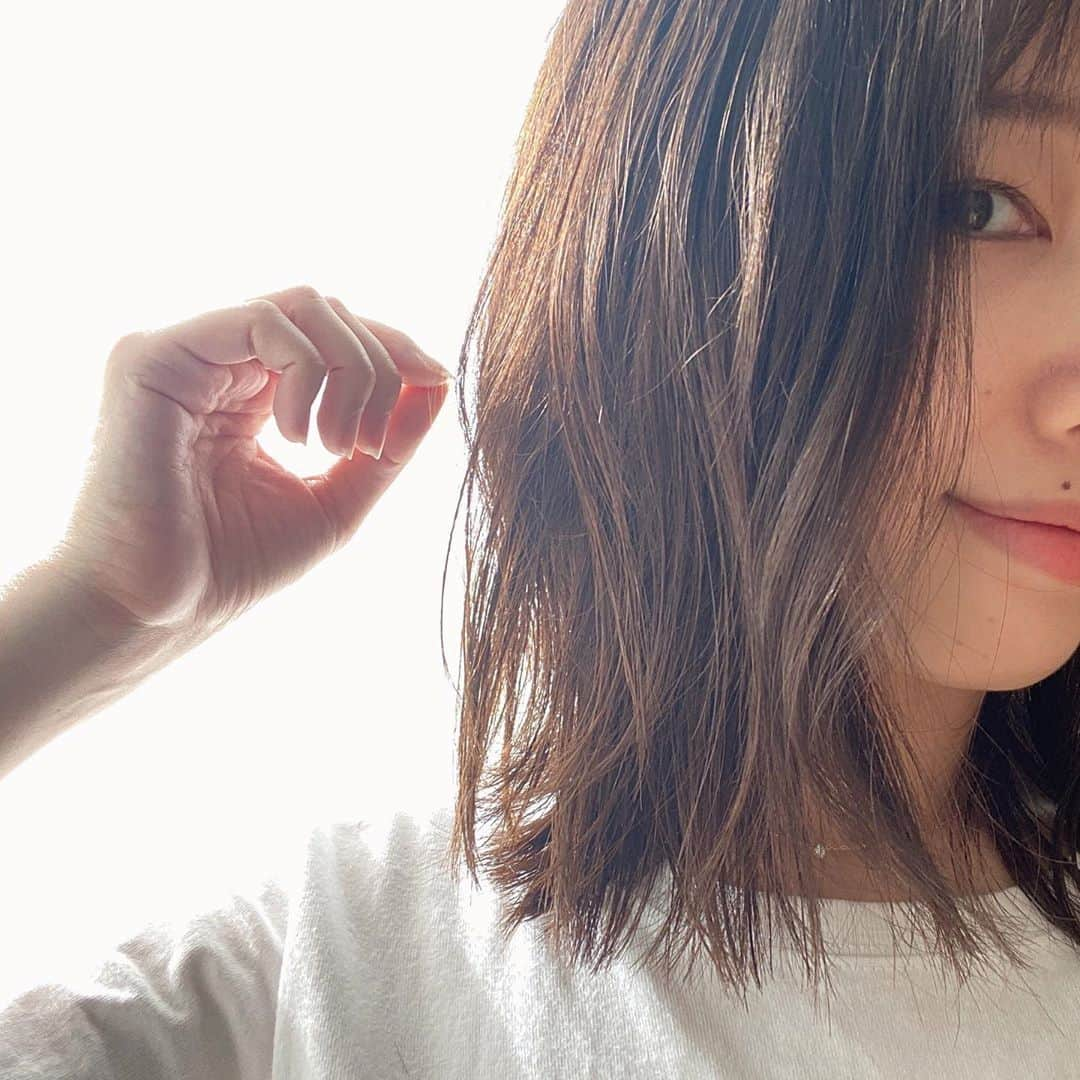 momo8631のインスタグラム：「2020.09.12 haircut💇‍♀️ 少しだけ切ったけど、前回の髪型が気に入ってたので 同じようにしてもらった💇‍♀️ カラーも秋色に。とても良い色！ そして髪質改善トリートメントの威力がすごくて、 帰ってからもずっと自分の髪を触ってる🤔 ...... #haircut」