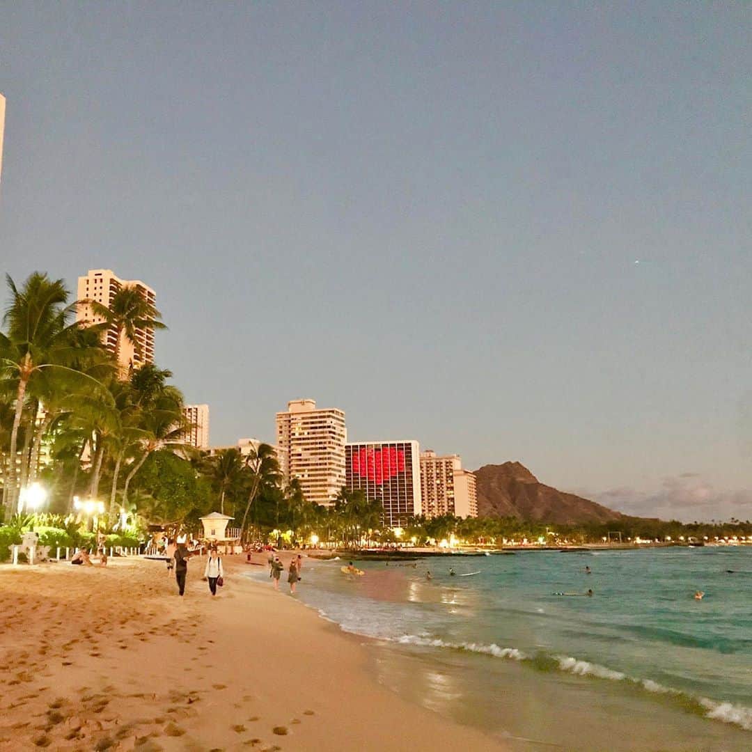 KAUKAU/カウカウハワイさんのインスタグラム写真 - (KAUKAU/カウカウハワイInstagram)「マリオットホテルのハートライティングが綺麗に見えました❤️ The heart lighting is beautiful ❤️ @marriottwaikiki.jp @marriottwaikiki  #頑張ろうハワイ  #KAUKAU #Waikiki #HawaiiNews #sunset #coupon #HawaiiCoupon #restaurant #shopping #instahawaii #ハワイ #ワイキキクーポン #ハワイクーポン #カウカウ #カウカウクーポン #ハワイごはん #ハワイご飯」9月12日 16時52分 - kaukau_hawaii