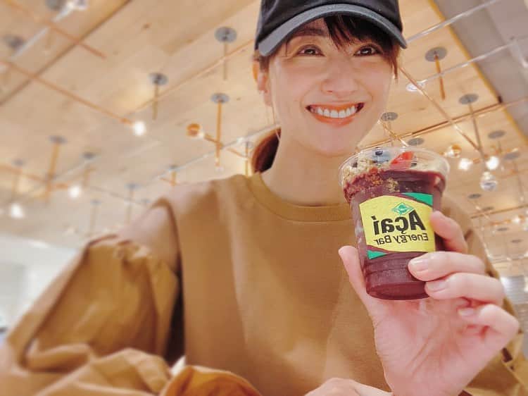 のインスタグラム：「新しくなってから初訪問！  フルッタフルッタ アサイーエナジーバーへ @frutafruta_official  ヒカリエ店。  新メニューにアサイーとプロテインの新感覚スムージ 「アサイーボウル」が加わり 豊富な種類のラインナップ。  ビューティー、ビーガン、エナジーチャージのおすすめ3種類から、  「アサイーボウルベーシック」のヴィーガンをチョイス。  アサイーに大豆プロテインが入って最強のバランスに！ タンパク質は体作りや疲労回復に。 ビタミン、ミネラルは汗と一緒に出てしまうので意識的に 取りたいもの。 これらの栄養をしっかり補給出来るアサイーボウルだそうです。  もちろん美味しさは変わらずソイプロテインとグラノーラの食べ応えあり。 サイズSでこのボリューム感！  朝食にデザートに スポーツ後にもオススメ。  夏の疲れが出やすい時期に、 アサイーに豊富な鉄分補給もパワーチャージしてきました✨  #furutafuruta  #アサイーボウル #渋谷ヒカリエ #acaibowl #munich #beautycare #healthyfood」