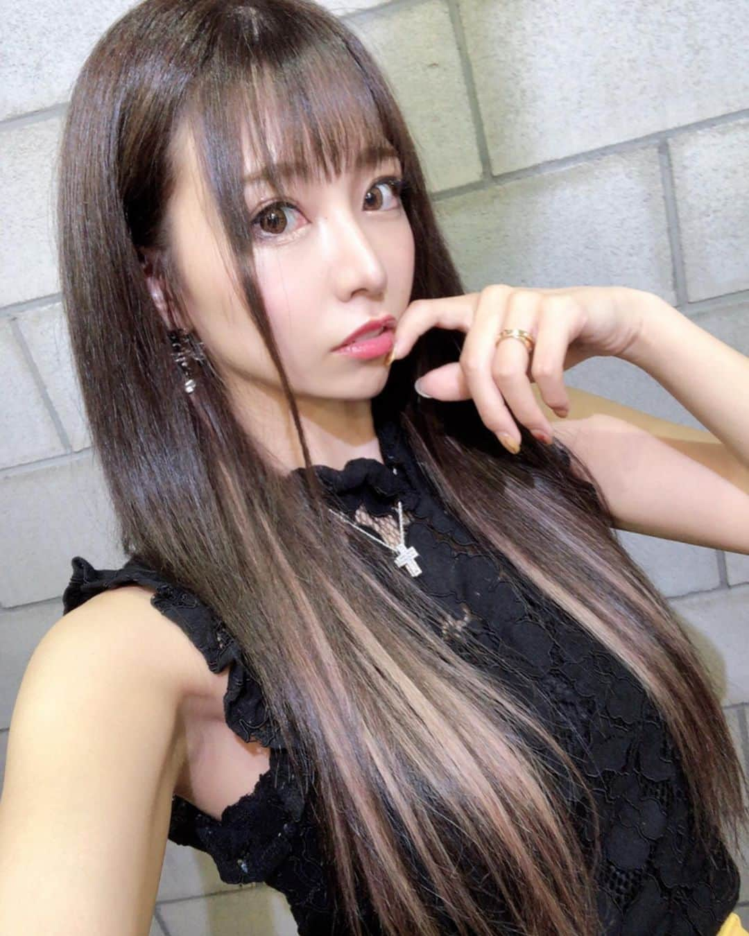 雛姫愛のインスタグラム：「New hair♡  #glamb #newhair  #インナーカラー #エクステ #メッシュ ぽい」