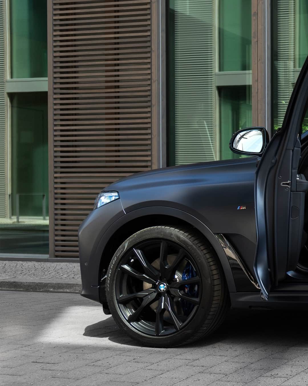BMWのインスタグラム：「Dramatic entry, maxed out.  The BMW X7 Dark Shadow Edition. #TheX7 #BMW #X7 #luxurycars」