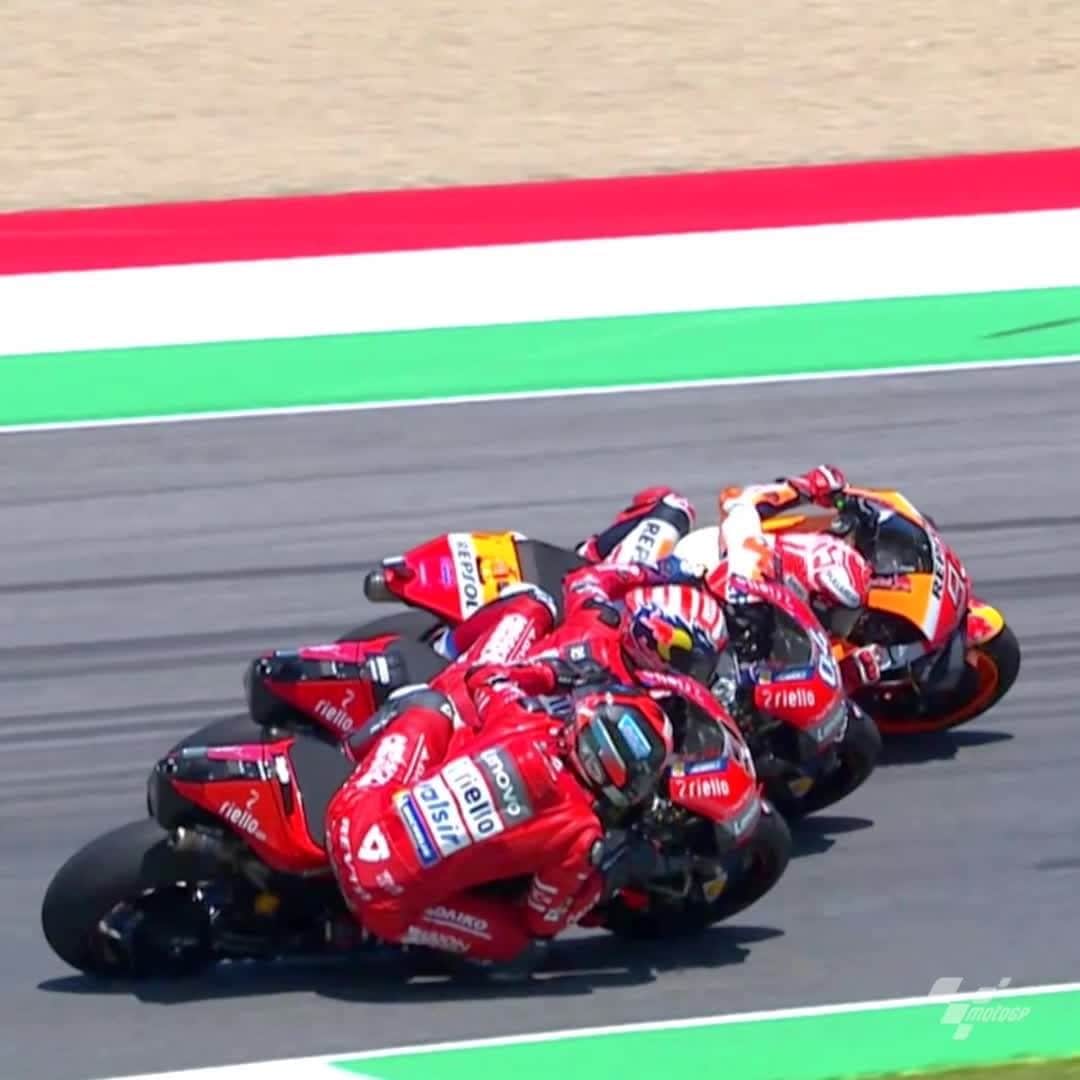 レッドブルのインスタグラム：「"ex-squeeeeeze me please" 👋👋👋   this throwback is getting us PUMPED for F1 in Mugello this weekend, who's going to be tuning in to the madness? 🙌  @motoGP #redbull #givesyouwings #motogp #moto #racing #italy」