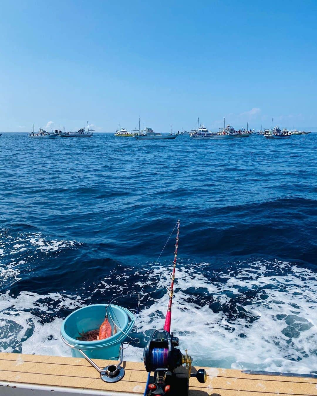 滝沢沙織さんのインスタグラム写真 - (滝沢沙織Instagram)「先日、初めてマグロ狙いの釣り🎣へ行ってきました〜🎣✨ 天気は最高❗️😊✨ 向かった先には、マグロ&カツオ狙いの遊漁船でいっぱい🛥‼️ 釣りがスタートするなり、ナブラがっ🐟🐟🐟 凄い沢山の鳥達‼️ こりゃ、絶対釣れるはずーーー💕🎣 と、思ったのですが。。。 何故かマグロもカツオもヒットしない😭🐟❌ 他の遊漁船でも、見ているとそんなに多く釣れてる様子もなく。。。 何故あんなにナブラ湧いているのに釣れない時があるのだろうか🐟⁉️ 不思議すぎる〜 絶対魚🐟沢山いるはずなのにぃ〜〜〜〜💦 と、この日、ボウズで帰りました（笑）🎣❌ でも、最後の写真、わかりずらいかもですけど、ナブラ湧いてる所で、お魚の鱗がキラキラ海に舞っていて、それはそれは、散りばめられた宝石のようでした✨✨✨ 美しかったぁ〜💖 またいつかマグロ&カツオ釣り🎣リベンジしたいと思いまっす‼️🎣✨ #滝沢沙織 #マグロ狙い #海釣り #ナブラが凄い #悲しきかな #ボウズ🎣 #いつかマグロを（笑） #海の美しさ #リベンジ #マグロ&カツオ‼️ #fishing#fish#fishinglife#釣り#魚#釣り女優#滝沢釣り道#釣り女子#釣り好き」9月12日 16時54分 - saori_takizawa.official