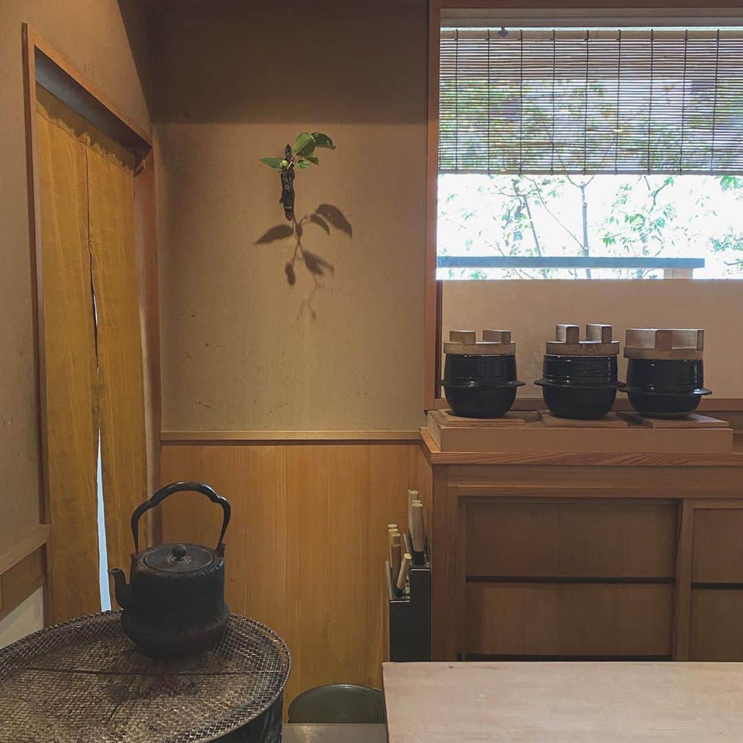 uinoloscaのインスタグラム：「お久しぶりです😊 しばらく京都に住むことになりました。 引っ越して、少しずつ落ち着いてきたので、和食を食べに🍽  ・ ・ ・ #京都グルメ #日本帰国 #じき宮ざわ」