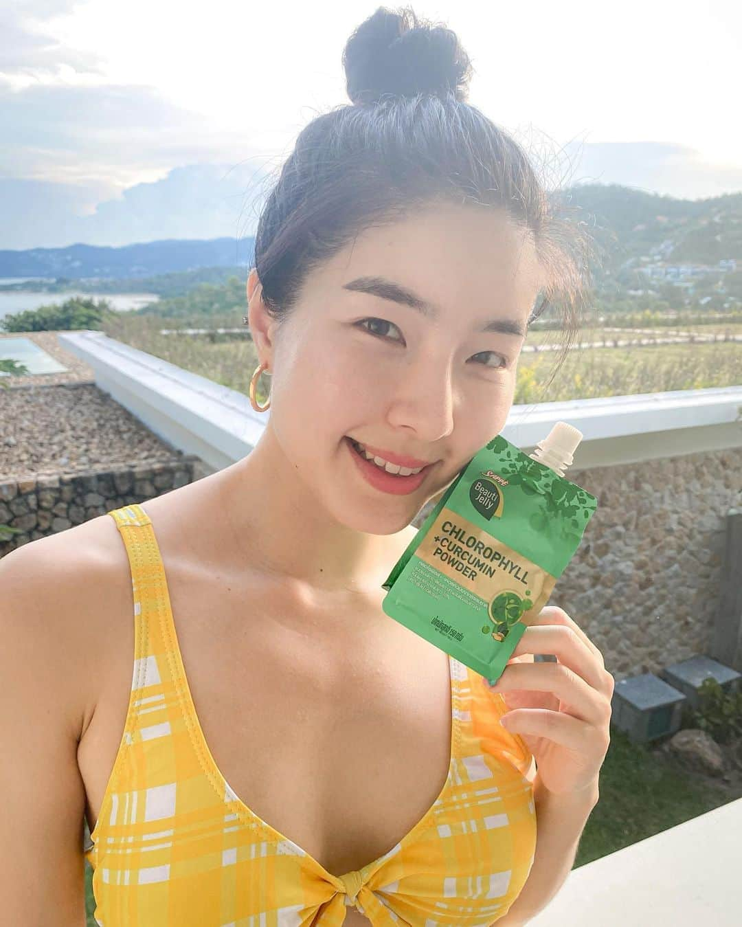 GYEON SEOさんのインスタグラム写真 - (GYEON SEOInstagram)「_* Sappe Beauti Jelly 💚 . . ทริปทะเลไหนๆก็เอาอยู่!! กับ เซ็ปเป้ บิวติ เจลลี่ สูตรคลอโรฟิลล์ ช่วยดีท็อกซ์ล้างสารพิษ โล่งสบาย เอวเอส สวยมั่นใจได้ตลอดวัน ที่สำคัญ อร่อย อยู่ท้อง แถมแคลอรี่ต่ำแค่ 40 Kcal . หาซื้อติดกระเป๋าไว้เลย!! ที่ 7-11 ใกล้บ้านคุณ . #สวยมั่นใจเวลาไหนก็พร้อม #ดีท็อกซ์ร่างกายโล่งสบายได้ทุกวัน #Sappe  #SappeBeautiJelly #ดูแลตัวเองอย่างเข้มข้น」9月12日 16時56分 - queengyeon