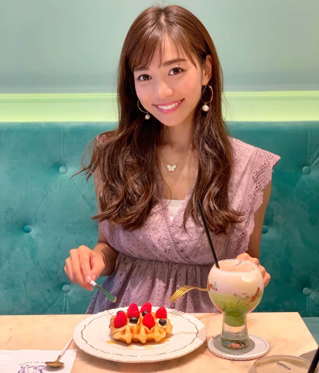 福山唯のインスタグラム：「先日可愛いお店にお伺いしたよ😍💕💕 . . クロワッサンワッフルが美味しかった😋🥐🧇✨ 楽しくてあっという間だったなぁ🥺💓 . . #cafe #waffle #teatim #カフェ　#ワッフル　#表参道カフェ　🍓✨」
