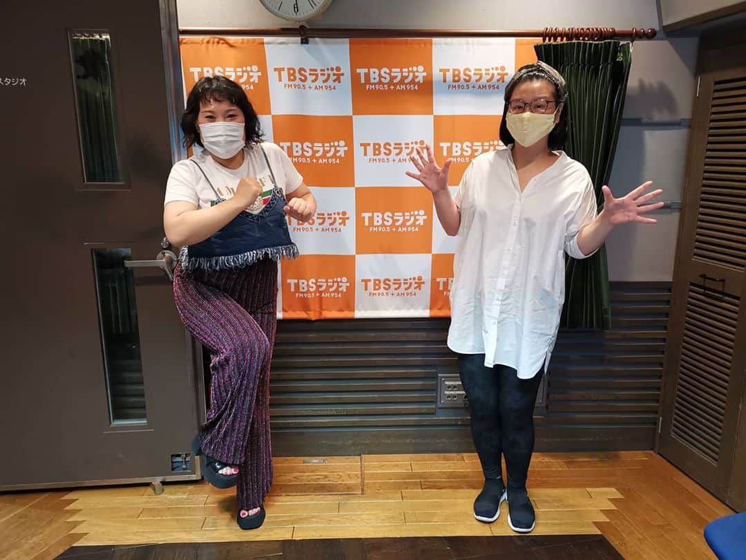 のインスタグラム：「#週末ノオト 出演終了！ バービーさん、スタッフの皆さん、ありがとうございました〜。  #生活は踊る #ジェーンスー #バービー」