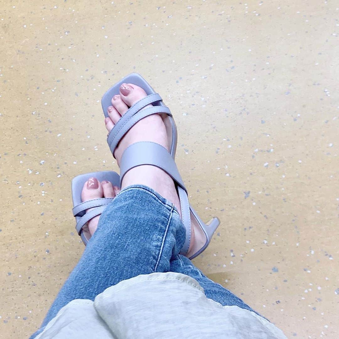 二木蒼生さんのインスタグラム写真 - (二木蒼生Instagram)「#sandal 👡 * 今年気に入ってよく履いていた #GRL の #スクエアサンダル 自分の中でブームのスモーキーなブルー🥣 * ヒール幅があって安定感があるのに、横からみると細くて華奢な感じになるのが◎ * サンダルの季節ももう終わりですね𓏲 ちょっとさみしい😢 * #サンダル #プチプラ #ストラップサンダル  #スクエアトゥバックストラップサンダル #シューズ #shoes #足元コーデ #スモーキーブルー #二木蒼生」9月12日 17時18分 - aomushi_kune2