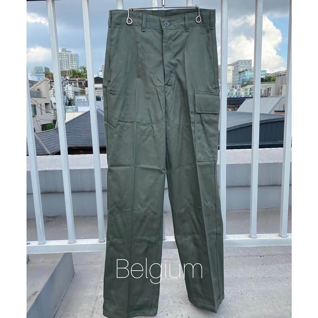 原宿シカゴさんのインスタグラム写真 - (原宿シカゴInstagram)「. #原宿シカゴ神宮前店  #ccg_jin  【MilitaryPants 】 国別ミリタリー パンツ早見表✨  【韓国】 ホスピタルパンツみたいな質感。 サラッとしていて履きやすい。 両膝に前ポケット有り。  【イギリス、U.K.】 ベルトループにサスペンダーボタン有り。 カーキの色味がくすみ系が多い。  【アメリカ、U.S.A.】 ラルフローレンのコットンパンツのような質感。 シンプルな作りで、長く履くことが出来る。  【スペイン】 アルゴンとポリエステルの異素材パンツ。 腰と裾にゴムが入っている。　 ダブルニー仕様。  【ベルギー】 Dickiesのワークパンツのような質感。 ストリートスタイルに最適なパンツ。 カーキの色味でストリート感出したい人にオススメ。  神宮前店は各国のミリタリー パンツ豊富に取り扱っております💪 カーキの色味をお探しの方、ミリタリー アイテムをお探しの方は、神宮前店にお越し下さい✨  この早見表を右下から保存して、ぜひ、店頭にてお確かめ下さいませ👌  皆様のご来店お待ちしております🧶  #原宿#原宿シカゴ#古着﻿ #古着屋巡り  #ストリートファッション #ストリート系女子 #ストリートスナップ #m65 #ma1 #古着女子#古着男子#フルジョ #fashionsnap #原宿古着﻿ #古着コーデ #古着屋巡り #ピープス女子  #原宿#下北沢#吉祥寺#京都﻿ #harajuku#streetfashion ﻿#ミリタリーパンツ　#ミリタリー　 #秋物入荷　#秋物　#軍パン #70sfashion」9月12日 17時13分 - harajukuchicago_official