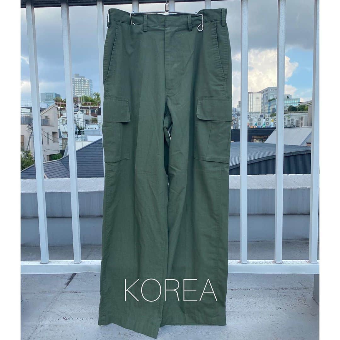 原宿シカゴさんのインスタグラム写真 - (原宿シカゴInstagram)「. #原宿シカゴ神宮前店  #ccg_jin  【MilitaryPants 】 国別ミリタリー パンツ早見表✨  【韓国】 ホスピタルパンツみたいな質感。 サラッとしていて履きやすい。 両膝に前ポケット有り。  【イギリス、U.K.】 ベルトループにサスペンダーボタン有り。 カーキの色味がくすみ系が多い。  【アメリカ、U.S.A.】 ラルフローレンのコットンパンツのような質感。 シンプルな作りで、長く履くことが出来る。  【スペイン】 アルゴンとポリエステルの異素材パンツ。 腰と裾にゴムが入っている。　 ダブルニー仕様。  【ベルギー】 Dickiesのワークパンツのような質感。 ストリートスタイルに最適なパンツ。 カーキの色味でストリート感出したい人にオススメ。  神宮前店は各国のミリタリー パンツ豊富に取り扱っております💪 カーキの色味をお探しの方、ミリタリー アイテムをお探しの方は、神宮前店にお越し下さい✨  この早見表を右下から保存して、ぜひ、店頭にてお確かめ下さいませ👌  皆様のご来店お待ちしております🧶  #原宿#原宿シカゴ#古着﻿ #古着屋巡り  #ストリートファッション #ストリート系女子 #ストリートスナップ #m65 #ma1 #古着女子#古着男子#フルジョ #fashionsnap #原宿古着﻿ #古着コーデ #古着屋巡り #ピープス女子  #原宿#下北沢#吉祥寺#京都﻿ #harajuku#streetfashion ﻿#ミリタリーパンツ　#ミリタリー　 #秋物入荷　#秋物　#軍パン #70sfashion」9月12日 17時13分 - harajukuchicago_official