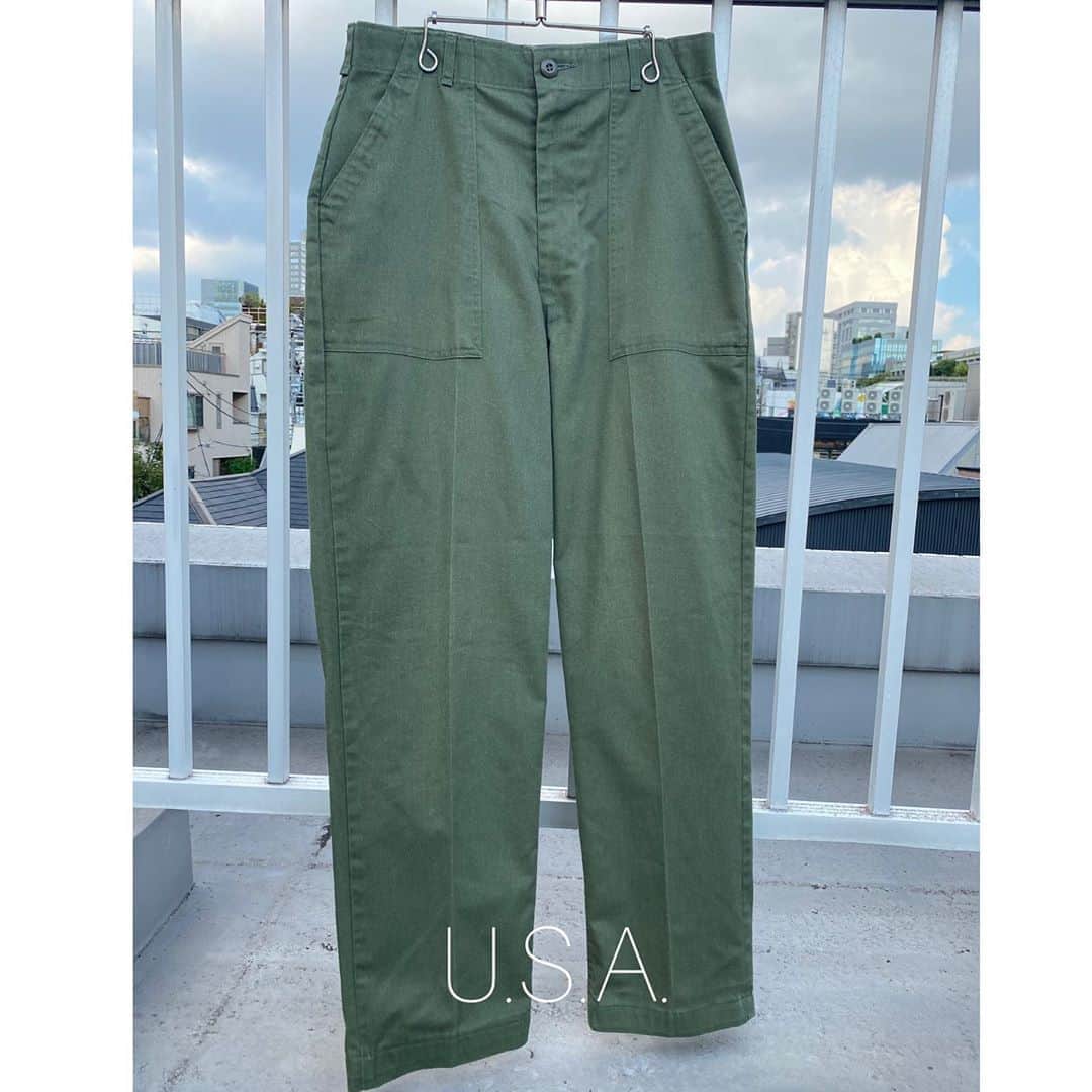 原宿シカゴさんのインスタグラム写真 - (原宿シカゴInstagram)「. #原宿シカゴ神宮前店  #ccg_jin  【MilitaryPants 】 国別ミリタリー パンツ早見表✨  【韓国】 ホスピタルパンツみたいな質感。 サラッとしていて履きやすい。 両膝に前ポケット有り。  【イギリス、U.K.】 ベルトループにサスペンダーボタン有り。 カーキの色味がくすみ系が多い。  【アメリカ、U.S.A.】 ラルフローレンのコットンパンツのような質感。 シンプルな作りで、長く履くことが出来る。  【スペイン】 アルゴンとポリエステルの異素材パンツ。 腰と裾にゴムが入っている。　 ダブルニー仕様。  【ベルギー】 Dickiesのワークパンツのような質感。 ストリートスタイルに最適なパンツ。 カーキの色味でストリート感出したい人にオススメ。  神宮前店は各国のミリタリー パンツ豊富に取り扱っております💪 カーキの色味をお探しの方、ミリタリー アイテムをお探しの方は、神宮前店にお越し下さい✨  この早見表を右下から保存して、ぜひ、店頭にてお確かめ下さいませ👌  皆様のご来店お待ちしております🧶  #原宿#原宿シカゴ#古着﻿ #古着屋巡り  #ストリートファッション #ストリート系女子 #ストリートスナップ #m65 #ma1 #古着女子#古着男子#フルジョ #fashionsnap #原宿古着﻿ #古着コーデ #古着屋巡り #ピープス女子  #原宿#下北沢#吉祥寺#京都﻿ #harajuku#streetfashion ﻿#ミリタリーパンツ　#ミリタリー　 #秋物入荷　#秋物　#軍パン #70sfashion」9月12日 17時13分 - harajukuchicago_official