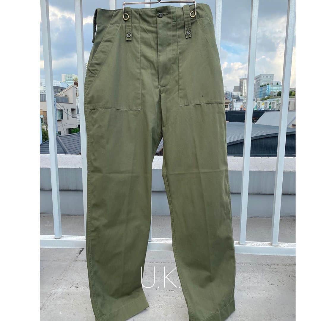 原宿シカゴさんのインスタグラム写真 - (原宿シカゴInstagram)「. #原宿シカゴ神宮前店  #ccg_jin  【MilitaryPants 】 国別ミリタリー パンツ早見表✨  【韓国】 ホスピタルパンツみたいな質感。 サラッとしていて履きやすい。 両膝に前ポケット有り。  【イギリス、U.K.】 ベルトループにサスペンダーボタン有り。 カーキの色味がくすみ系が多い。  【アメリカ、U.S.A.】 ラルフローレンのコットンパンツのような質感。 シンプルな作りで、長く履くことが出来る。  【スペイン】 アルゴンとポリエステルの異素材パンツ。 腰と裾にゴムが入っている。　 ダブルニー仕様。  【ベルギー】 Dickiesのワークパンツのような質感。 ストリートスタイルに最適なパンツ。 カーキの色味でストリート感出したい人にオススメ。  神宮前店は各国のミリタリー パンツ豊富に取り扱っております💪 カーキの色味をお探しの方、ミリタリー アイテムをお探しの方は、神宮前店にお越し下さい✨  この早見表を右下から保存して、ぜひ、店頭にてお確かめ下さいませ👌  皆様のご来店お待ちしております🧶  #原宿#原宿シカゴ#古着﻿ #古着屋巡り  #ストリートファッション #ストリート系女子 #ストリートスナップ #m65 #ma1 #古着女子#古着男子#フルジョ #fashionsnap #原宿古着﻿ #古着コーデ #古着屋巡り #ピープス女子  #原宿#下北沢#吉祥寺#京都﻿ #harajuku#streetfashion ﻿#ミリタリーパンツ　#ミリタリー　 #秋物入荷　#秋物　#軍パン #70sfashion」9月12日 17時13分 - harajukuchicago_official