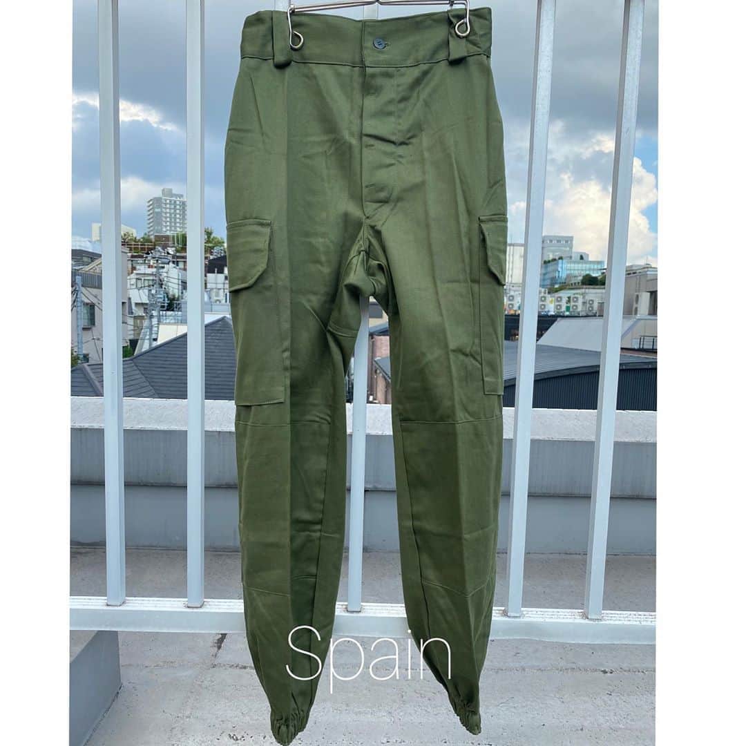 原宿シカゴさんのインスタグラム写真 - (原宿シカゴInstagram)「. #原宿シカゴ神宮前店  #ccg_jin  【MilitaryPants 】 国別ミリタリー パンツ早見表✨  【韓国】 ホスピタルパンツみたいな質感。 サラッとしていて履きやすい。 両膝に前ポケット有り。  【イギリス、U.K.】 ベルトループにサスペンダーボタン有り。 カーキの色味がくすみ系が多い。  【アメリカ、U.S.A.】 ラルフローレンのコットンパンツのような質感。 シンプルな作りで、長く履くことが出来る。  【スペイン】 アルゴンとポリエステルの異素材パンツ。 腰と裾にゴムが入っている。　 ダブルニー仕様。  【ベルギー】 Dickiesのワークパンツのような質感。 ストリートスタイルに最適なパンツ。 カーキの色味でストリート感出したい人にオススメ。  神宮前店は各国のミリタリー パンツ豊富に取り扱っております💪 カーキの色味をお探しの方、ミリタリー アイテムをお探しの方は、神宮前店にお越し下さい✨  この早見表を右下から保存して、ぜひ、店頭にてお確かめ下さいませ👌  皆様のご来店お待ちしております🧶  #原宿#原宿シカゴ#古着﻿ #古着屋巡り  #ストリートファッション #ストリート系女子 #ストリートスナップ #m65 #ma1 #古着女子#古着男子#フルジョ #fashionsnap #原宿古着﻿ #古着コーデ #古着屋巡り #ピープス女子  #原宿#下北沢#吉祥寺#京都﻿ #harajuku#streetfashion ﻿#ミリタリーパンツ　#ミリタリー　 #秋物入荷　#秋物　#軍パン #70sfashion」9月12日 17時13分 - harajukuchicago_official