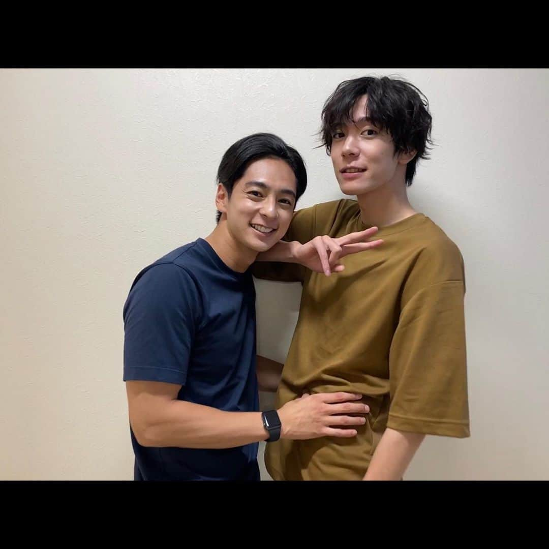 山口貴也さんのインスタグラム写真 - (山口貴也Instagram)「. 座長は写真撮るときにいつもしゃがんでくれるのですが この日はしゃがんでくれませんでした。笑  「仮面ライダーセイバー」第2章 明日午前9時スタートです！  #仮面ライダーセイバー #神山飛羽真  #仮面ライダーブレイズ #新堂倫太郎 #青いライオンに乗った青年は一体何者なのか #その正体が明らかに #OP映像も初公開です #お見逃しなく！」9月12日 17時15分 - takaya_yamaguchi_official