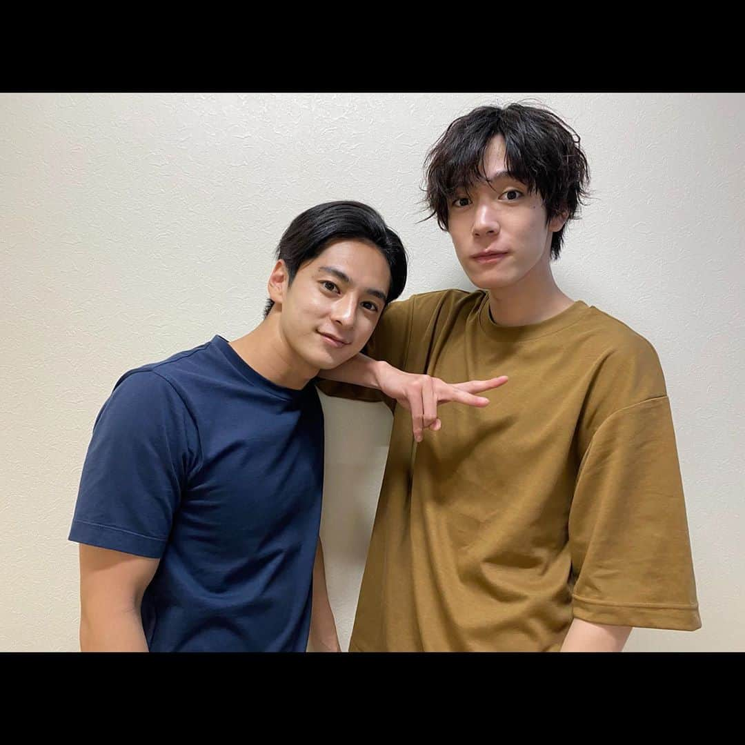 山口貴也さんのインスタグラム写真 - (山口貴也Instagram)「. 座長は写真撮るときにいつもしゃがんでくれるのですが この日はしゃがんでくれませんでした。笑  「仮面ライダーセイバー」第2章 明日午前9時スタートです！  #仮面ライダーセイバー #神山飛羽真  #仮面ライダーブレイズ #新堂倫太郎 #青いライオンに乗った青年は一体何者なのか #その正体が明らかに #OP映像も初公開です #お見逃しなく！」9月12日 17時15分 - takaya_yamaguchi_official