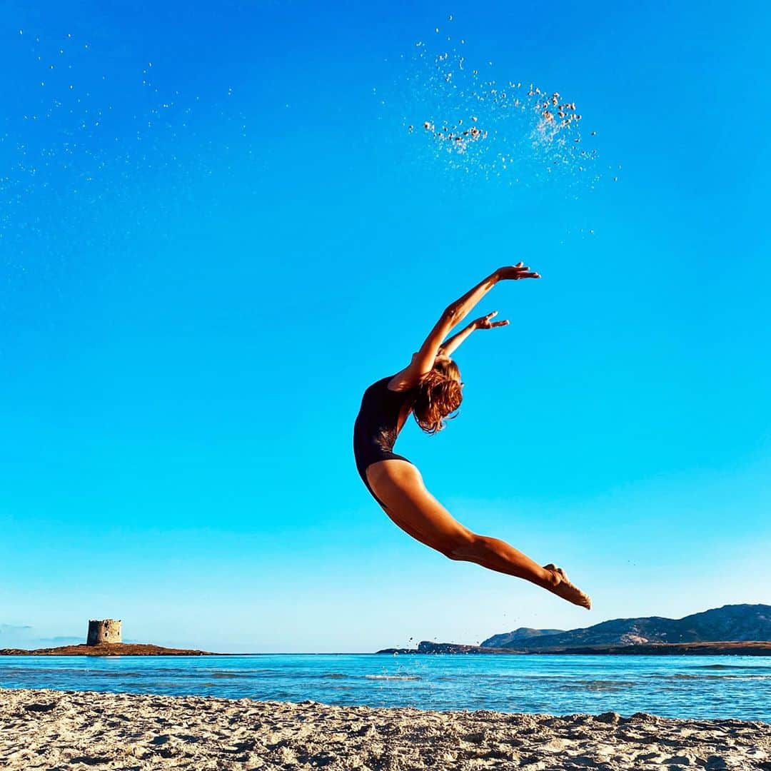 カロル・ブレッサヌッティのインスタグラム：「ғree αɴd нαppy  ‘ ‘ ‘ ‘ ‘ #jumphigh #bringmeback #feelingfree #happydays #summerdays #stintino #lapelosa #nofilterneeded #sardegnaalmare #seapic #fitgirl #sardinialover #sardegnadafavola #sardegna2020」