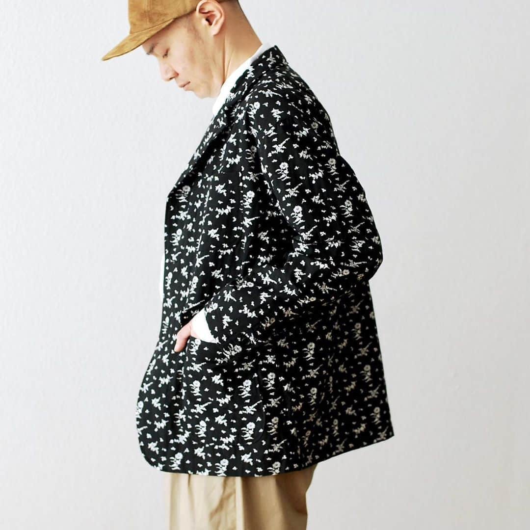 のインスタグラム：「_ Engineered Garments / エンジニアードガーメンツ "Loiter Jacket - Floral jacquard" ¥45,100- _ 〈online store / @digital_mountain〉 https://www.digital-mountain.net/shopdetail/000000011233/ _ 【オンラインストア#DigitalMountain へのご注文】 *24時間受付 *15時までのご注文で即日発送 * 1万円以上ご購入で送料無料 tel：084-973-8204 _ We can send your order overseas. Accepted payment method is by PayPal or credit card only. (AMEX is not accepted)  Ordering procedure details can be found here. >>http://www.digital-mountain.net/html/page56.html  _ #NEPENTHES #EngineeredGarments #ネペンテス #エンジニアードガーメンツ _ 本店：#WonderMountain  blog>> http://wm.digital-mountain.info _ 〒720-0044  広島県福山市笠岡町4-18  JR 「#福山駅」より徒歩10分 #ワンダーマウンテン #japan #hiroshima #福山 #福山市 #尾道 #倉敷 #鞆の浦 近く _ 系列店：@hacbywondermountain _」