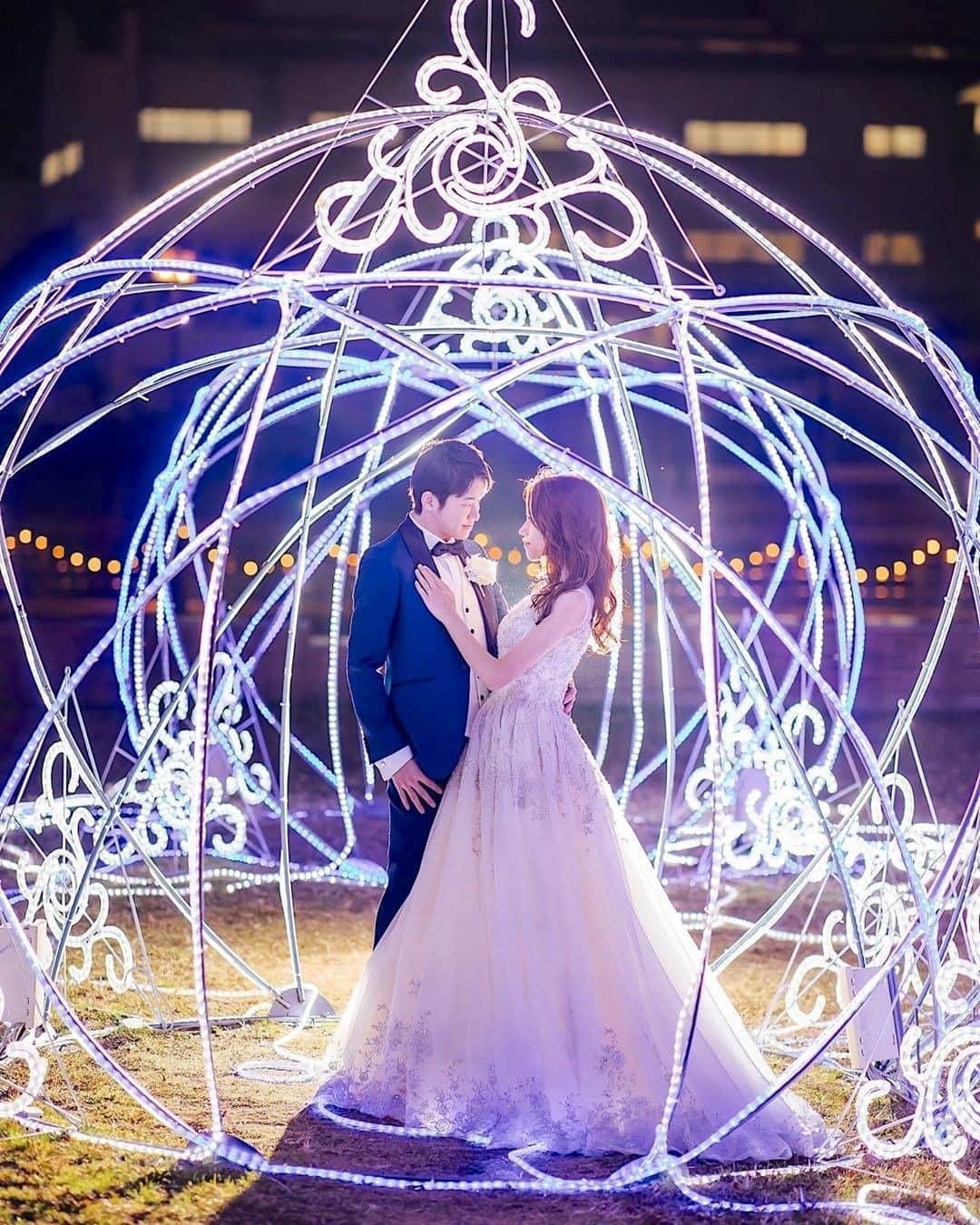 のインスタグラム：「@farny_weddingをフォローして #プラコレ #farnyレポ を付けて投稿してくださいね♥ . :-: :-: :-: :-: :-: :-: :-: :-: :-: 本日紹介したいウェディングフォトは・・・ @_cinmllaさん♡ . まるでシンデレラのワンシーンに 出てくるかのようなワンシーン♡ ライトアップされた空間で おふたりだけのロマンチックな時間が しっかり切り取られていますね＊* ==================== \\花嫁ライター募集中// @farny_wedding の DMより”Farny 花嫁ライター希望”とお送りくださいね◎ 担当者から折り返しご連絡さしあげます⁂ . \\花嫁アプリ // プロのアドバイザーに結婚式の相談を何度でも♡ ウェディングドレスの記事や、 自分のウェディングレポを残せちゃう♡” . ＞＞＞TOPのURLからcheck ⋈ @placolewedding ＞＞＞結婚のご相談は プラコレウェディングアドバイザーへ♡ @wedding_adviser ＞＞＞ウェディングレポを残したいなら、 farny by プラコレをcheck ✎ @farny_wedding ＞＞＞ウェディングアイデア＆DIYは ドレシーアイデアcheck ❁ @dressy_idea . ┈┈┈┈┈┈┈┈┈┈┈┈┈┈┈┈┈┈┈ #プレ花嫁 #卒花嫁 #結婚準備 #結婚式 #結婚式場 #当日レポ #撮影指示書 #weddingtbt #ウェディングフォト #ブライダルフェア #卒花しました #farnyレポ #前撮り #全国の花嫁さんと繋がりたい #2020秋婚 #2020冬婚 #挙式 #令和花嫁 #全国のプレ花嫁さんと繋がりたい #ナイトウェディング #ナイトフォト #おしゃれ花嫁 #ロマンチックフォト #ロマンチック #大人花嫁」