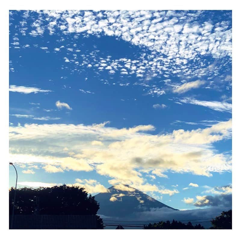 原口奈菜のインスタグラム：「富士山と鱗雲🍂 静岡の夕方の景色も秋らしくなってきました♪  運動会に向けて二人三脚の練習をしている子供たちの姿が微笑ましい(^^)がんばれー！」