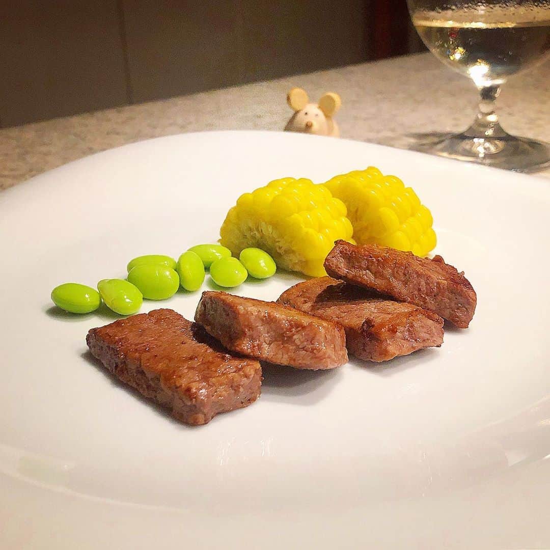 榊山敬代のインスタグラム：「🥩🌽… ・　 夏のおわりは 夏野菜そえて ステーキの巻  今年は夏らしくなかったので 夏野菜で楽しむ食のひとコマ  ところで  10月から東京エリアも GOTOトラベル追加へ  少しの旅もしたいなぁと 計画たててみました今朝  予約はまだギリギリにて 行けたらいいなと妄想中  さてきょうはコロナから 半年ぶりに歯医者さんへ  毎月メンテナンスしていましたが 久しぶりのメンテナンスリセット  虫歯も無くて安心でしたが 次回は更にリセットの予定  🦷…  そして只今ヘアサロンで 髪さまメンテナンスの巻  毛先１センチカットと 白い髪染めずにカット リセットしていただき ありがとうございます  前髪はまた違う美容院へ かよっていましたところ  最近前髪はコロナから 自分でカット研究中で  自分らしい斜めカット模索中  ハサミを美容師さんに相談してみましたら 眉毛カットの小さなハサミでも良いとの事 新しく買わなくても気軽に挑戦できそう也  さて帰り道寄り道 ケーキ買おうかナ  🙄🍰…#気分転換 ・ ・ ・ #おうちごはん #おうち大好き #enjoyhome ・ ・ ・  ・ #夕食 #夜食 #dinner #おうちごはん  #おつまみ #スタミナ回復 #food #steak #リブロース　#ribroast #お肉大好き #meat  #お肉 #牛肉 #beef #vegetable #枝豆 #とうもろこし #corn #brut #artist #kitchen #cooking #日本画家 の #お料理こんなもん #白ワイン #wine」